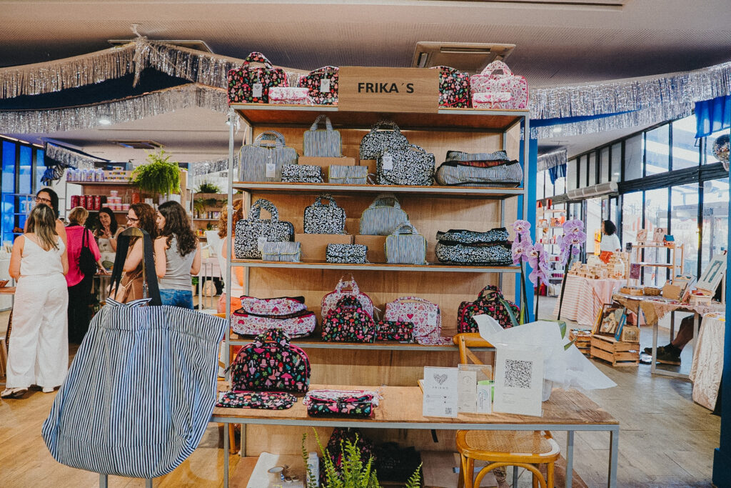Bolsas e nécessaires da Frika’s com estampas autorais apresentadas na Carandaí 25