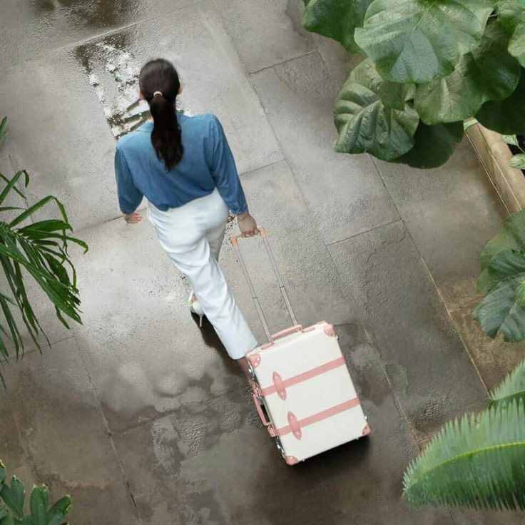 Mala organizada para viagem com acessórios funcionais e proposta de viagem leve e consciente