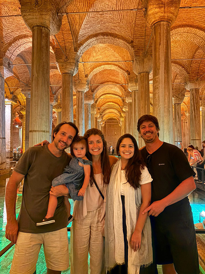 Família visitando Istambul durante viagem internacional com criança pequena