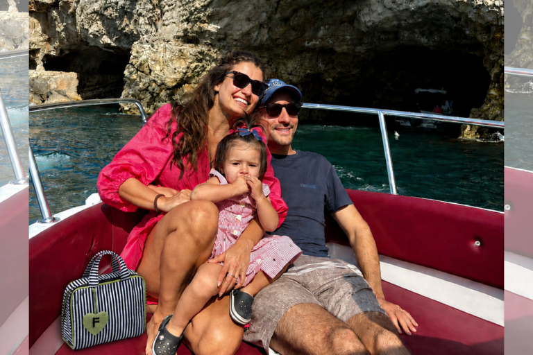 Família viajando pela Itália com criança pequena durante roteiro internacional
