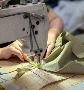 Artesã confeccionando uma peça Frika's em produção artesanal.